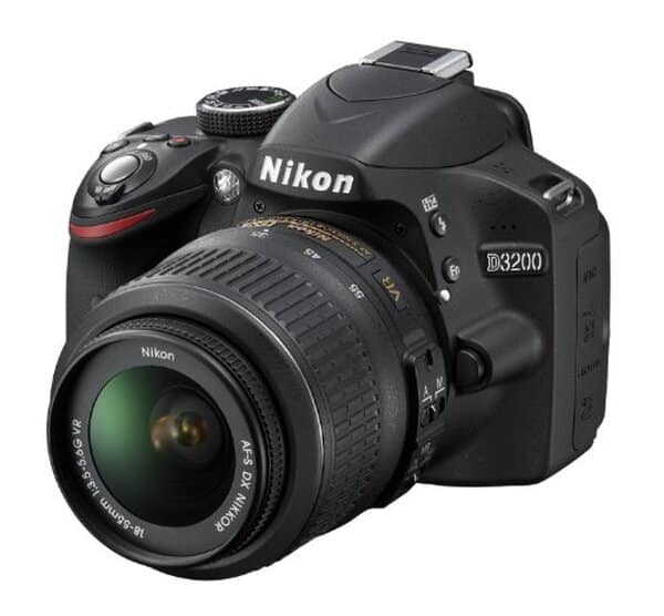 Découvrez notre test détaillé du Nikon D3200, un appareil photo reflex 24.2 MP avec objectif AF-S DX 18-55 mm, pour capturer des clichés d'exception. avantages, inconvénients et conseils d'utilisation inclus.