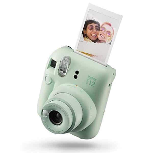 Découvrez le plaisir des photos instantanées avec le Fujifilm Instax Mini 12 et ses pellicules vert menthe pour des souvenirs colorés et uniques.