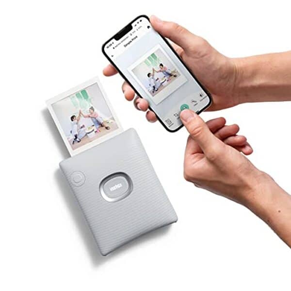 Découvrez l'Instax Square Link, une imprimante photo portable pour smartphone. Performances, design et fonctionnalités pour des impressions instantanées de qualité en blanc cendré.