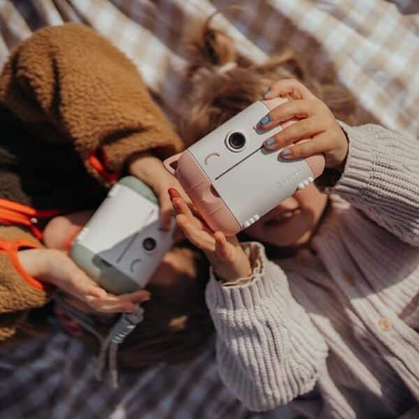 Découvrez le test du Kidyprint vert, l'appareil photo instantané pensé pour les enfants. Encouragez la créativité tout en s'amusant avec cet outil ludique et éducatif.