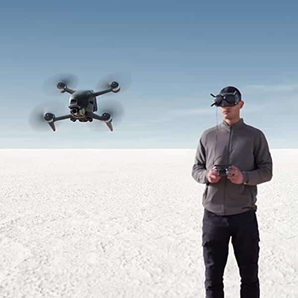 Explorez les fonctionnalités révolutionnaires du drone DJI FPV Combo : qualité d'image 4k et système de freinage d'urgence pour une expérience de vol sécurisée et immersive