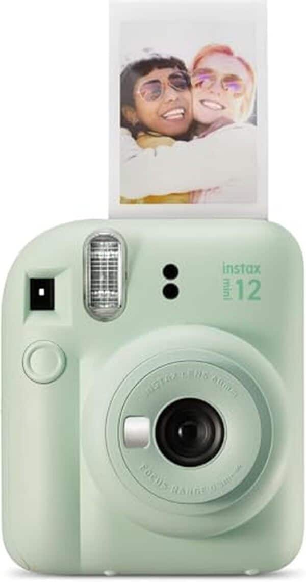 Découvrez le test du fujifilm instax Mini 12, un appareil photo instantané avec exposition auto et objectif selfie pour des souvenirs inoubliables.