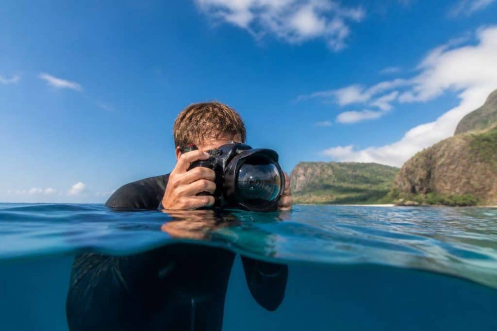 Plongée et contre-plongée : maîtriser les angles de prise de vue en photographie