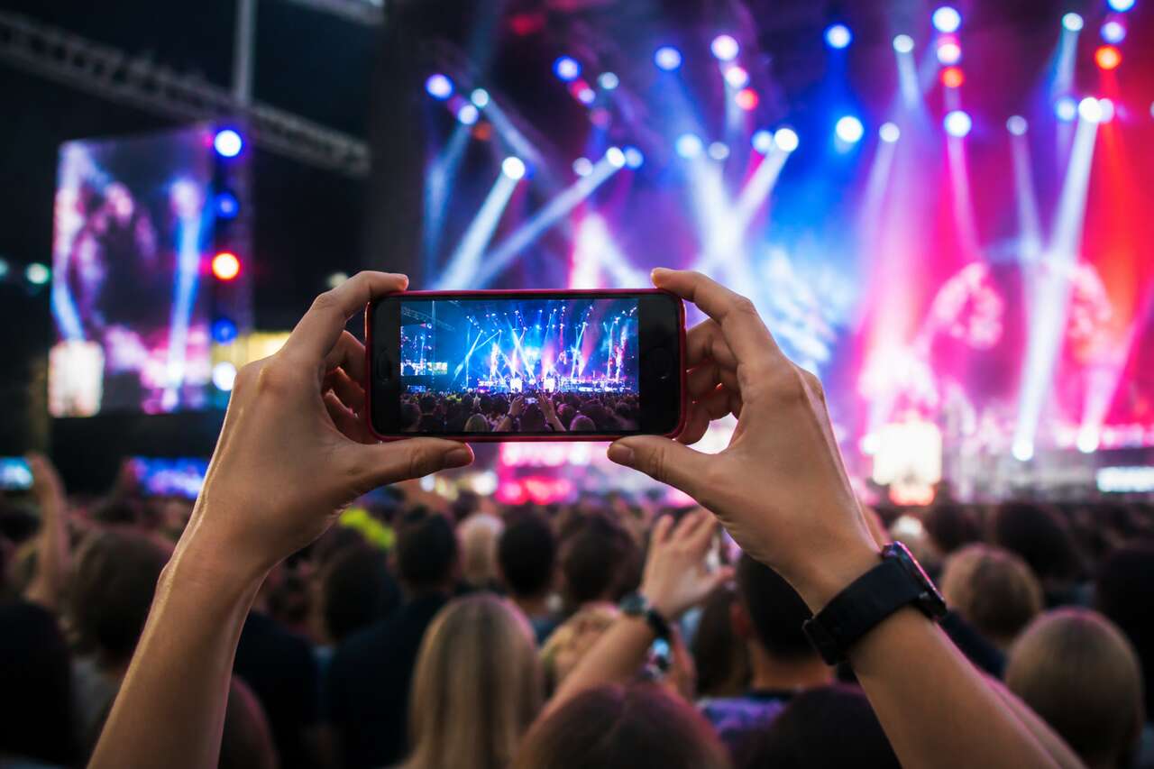 Photographier un concert avec un smartphone, sans perdre en qualité Photographier un concert avec un smartphone, sans perdre en qualité