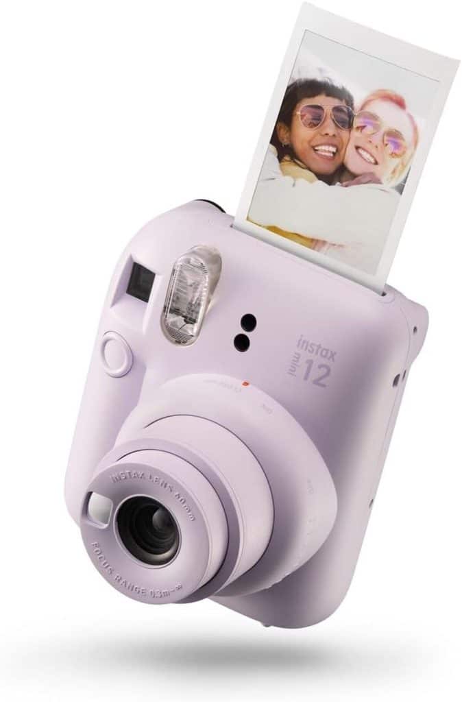 Test de l'appareil photo instax Mini 12 : capture instantanée en violet lilas