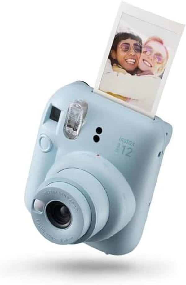 Découvrez notre test détaillé de l'Instax Mini 12 : objectif selfie, qualité photo et films inclus pour immortaliser vos moments en un instant.